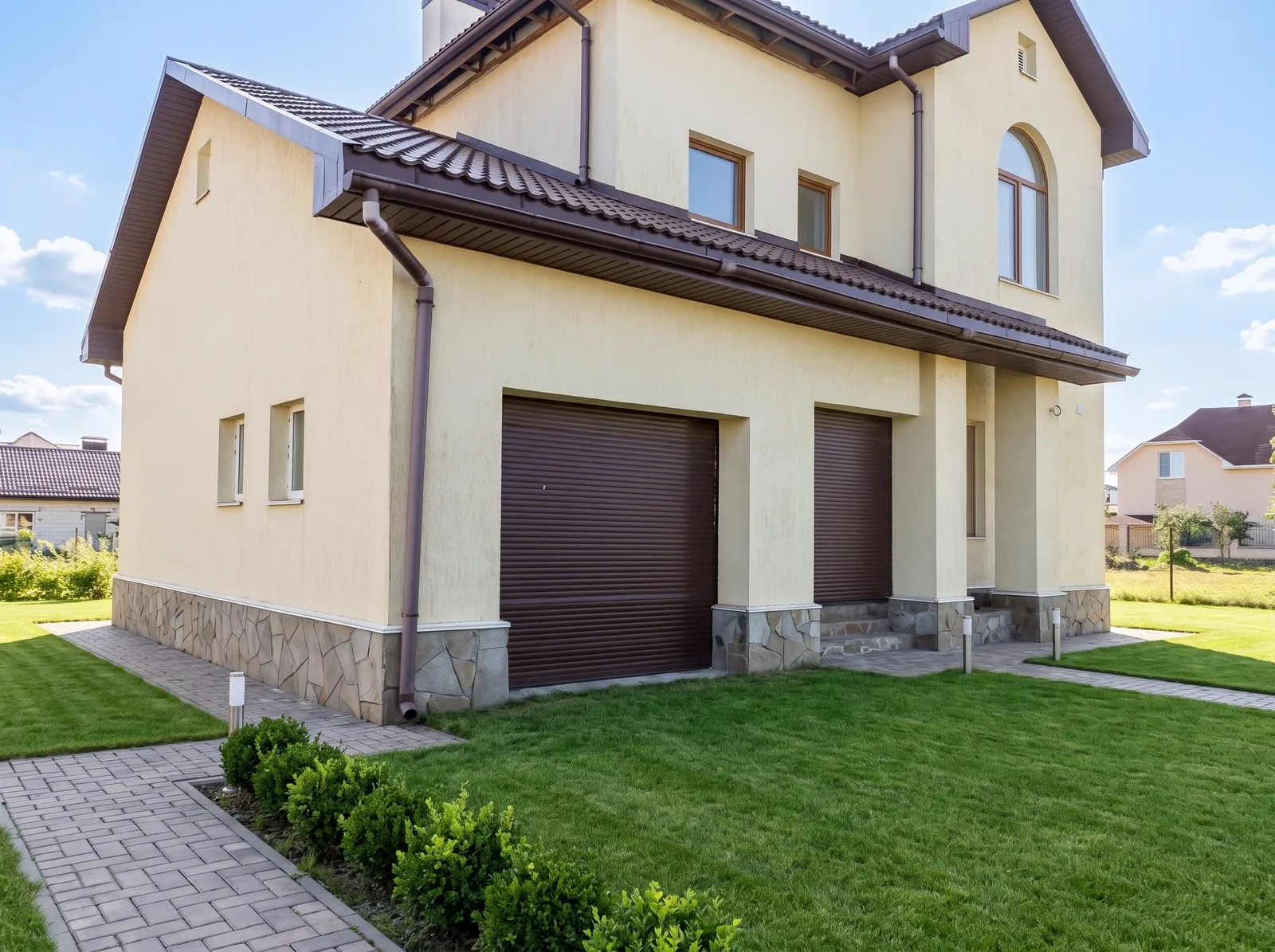 Бежевий будинок з арочним вікном у Home Resort — фото 3