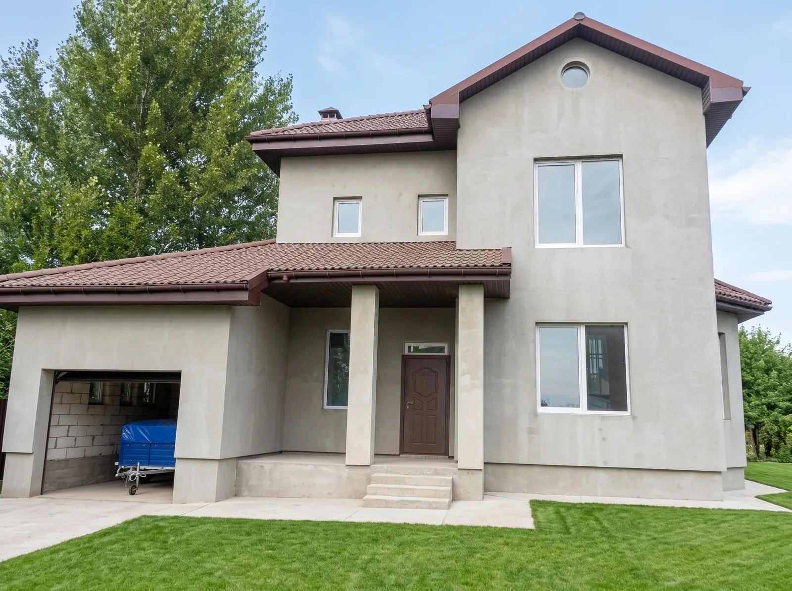 Сірий будинок з колонами, еркером і ґанком у Home Resort — фото 2