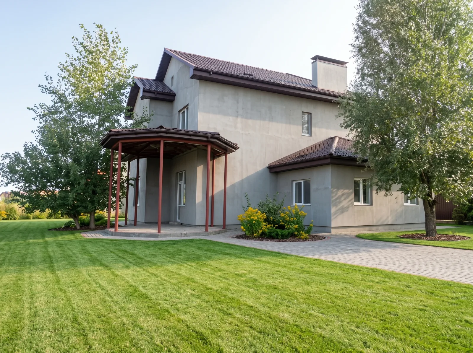 Сірий будинок з колонами, еркером і ґанком у Home Resort — фото 4