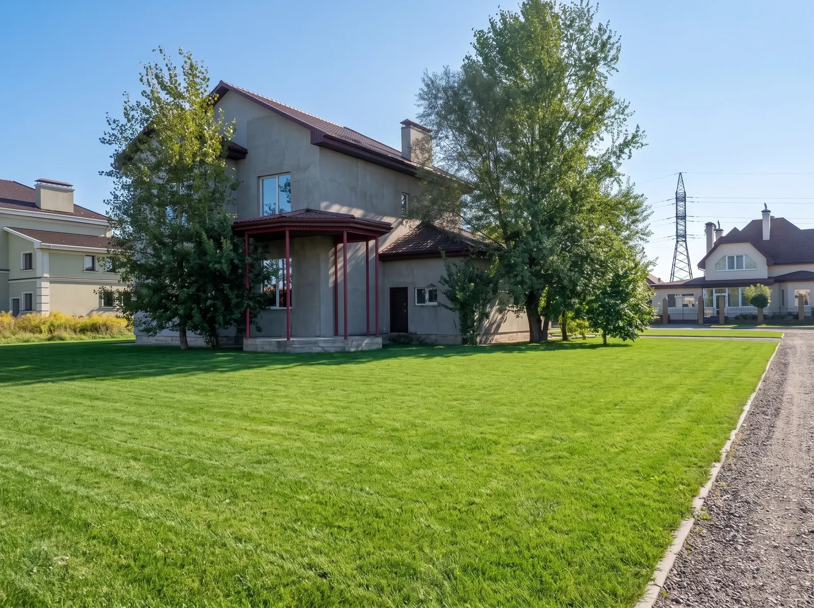 Сірий будинок з колонами, еркером і ґанком у Home Resort — фото 5