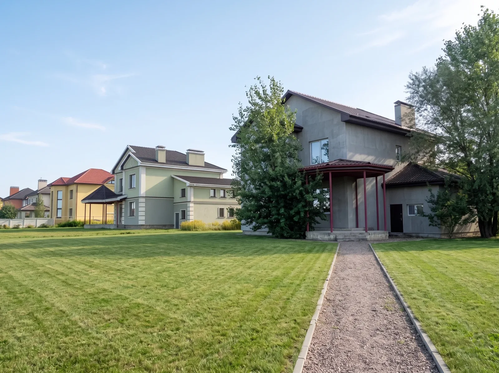 Сірий будинок з колонами, еркером і ґанком у Home Resort — фото 6